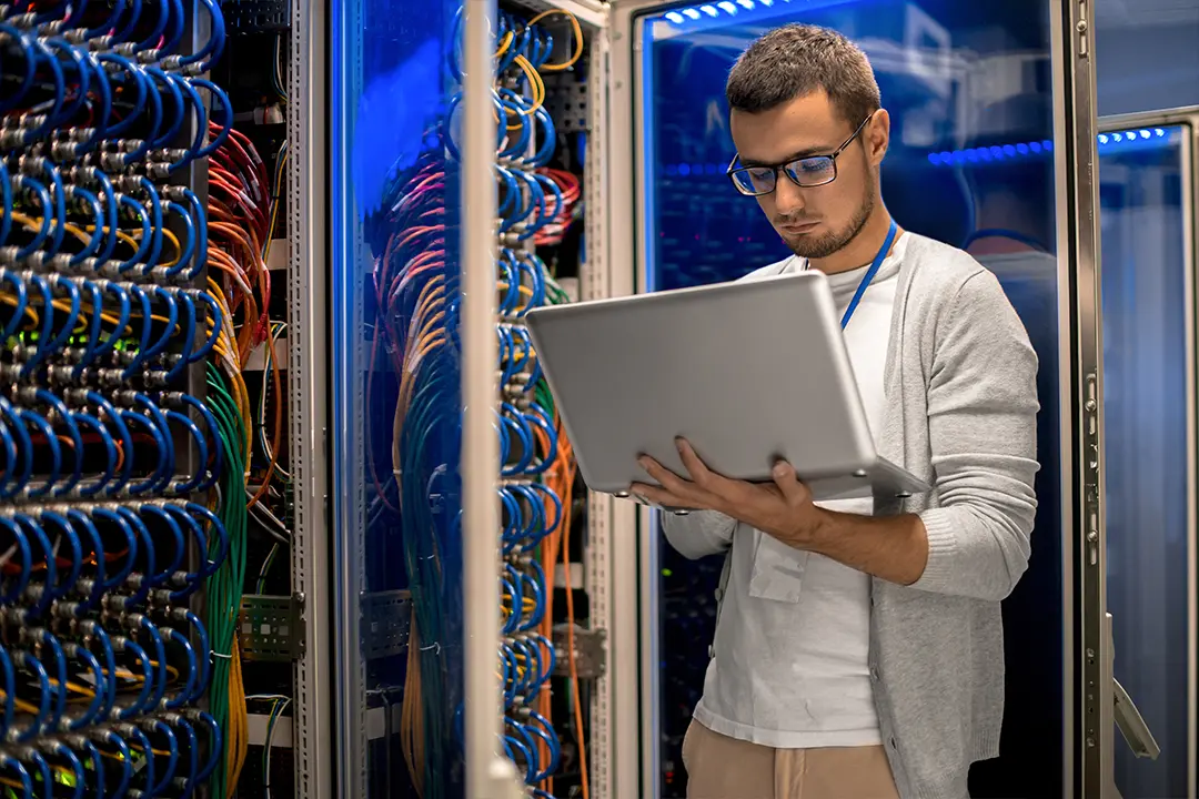 Mitarbeiter des Systemhaus Bergholz im Serverraum