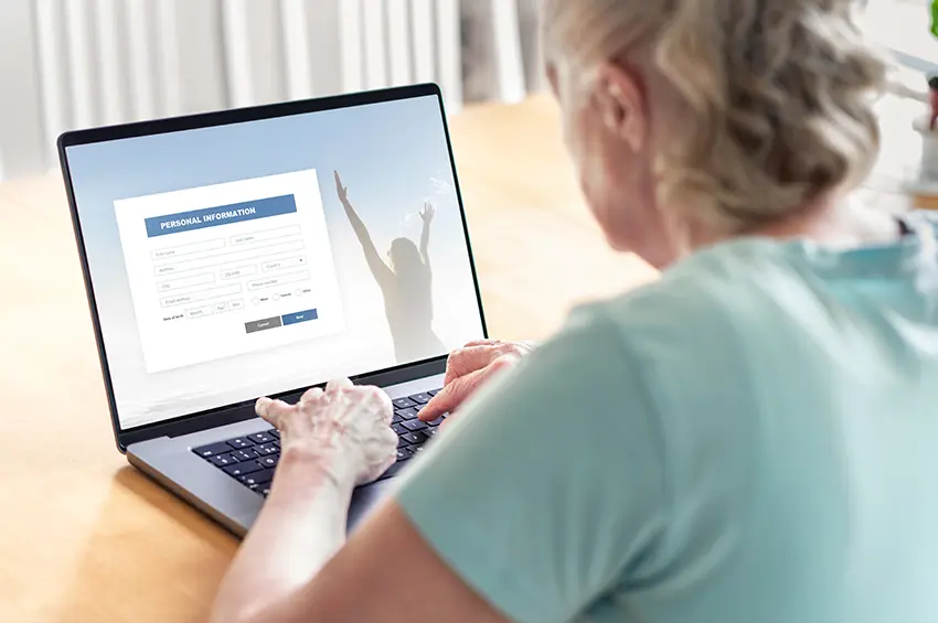 Patientin bucht am Laptop einen Termin über die Online-Terminbuchung
