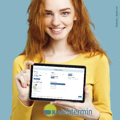 Frau hält ein Tablet mit der Online-Terminbuchung x.webtermin