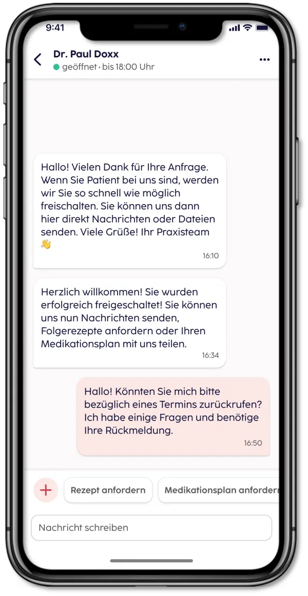 Smartphone with the gesund.de app: chat between patient and practice